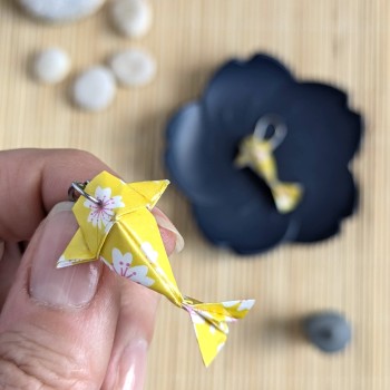 Boucles d’Oreilles Origami Carpes Koï sakura stylisées blanches sur fond jaune
