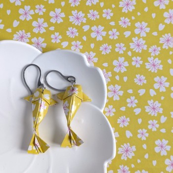 Boucles d’Oreilles Origami Carpes Koï sakura stylisées blanches sur fond jaune
