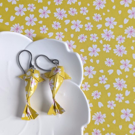 Boucles d’Oreilles Origami Carpes Koï sakura stylisées blanches sur fond jaune