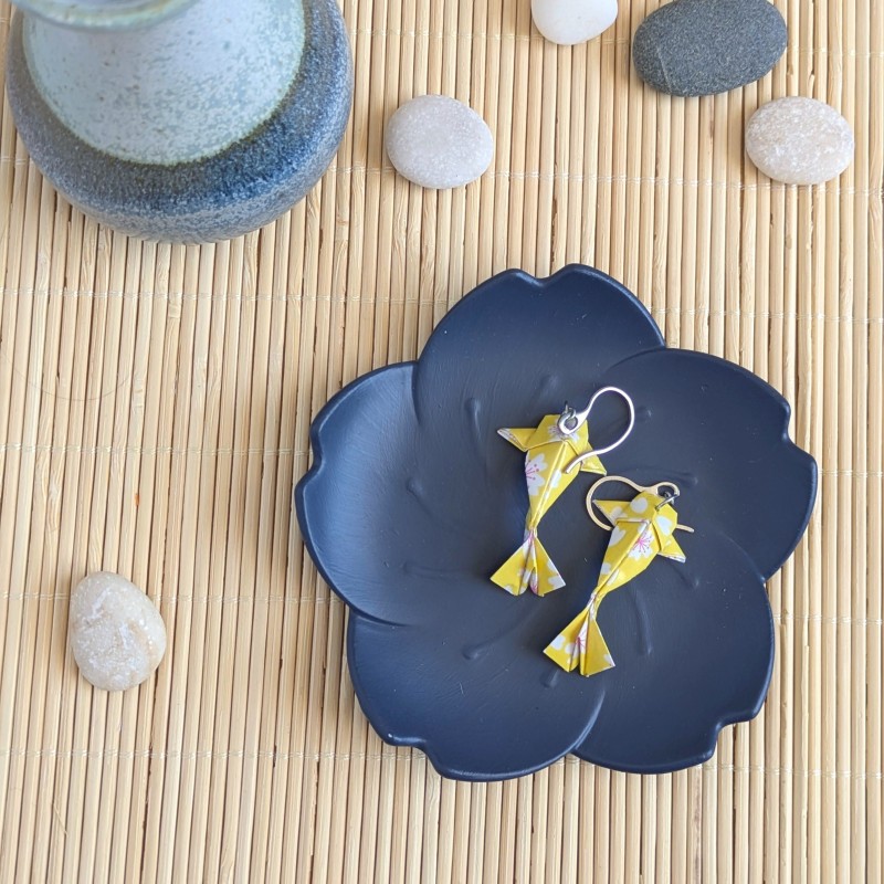 Boucles d’Oreilles Origami Carpes Koï sakura stylisées blanches sur fond jaune