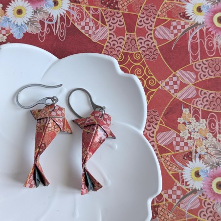 Boucles d’Oreilles Origami Carpes Koï fleurs multicolores sur fond rouge