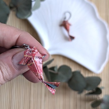 Boucles d’Oreilles Origami Carpes Koï fleurs multicolores sur fond rouge