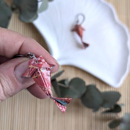 Boucles d’Oreilles Origami Carpes Koï fleurs multicolores sur fond rouge
