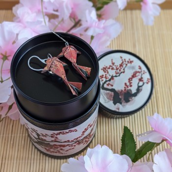Boucles d’Oreilles Origami Carpes Koï fleurs multicolores sur fond rouge