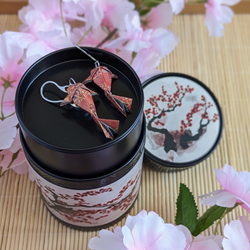 Boucles d’Oreilles Origami Carpes Koï fleurs multicolores sur fond rouge