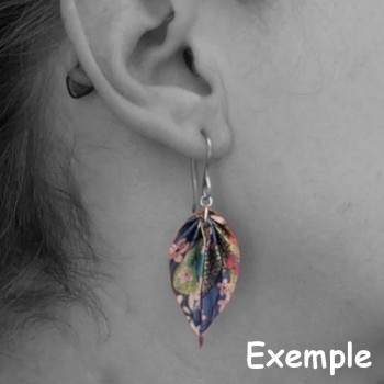 Boucles d’Oreilles Feuilles Origami sakura stylisées sur fond turquoise