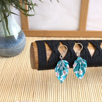 Boucles d’Oreilles Feuilles Origami sakura stylisées sur fond turquoise