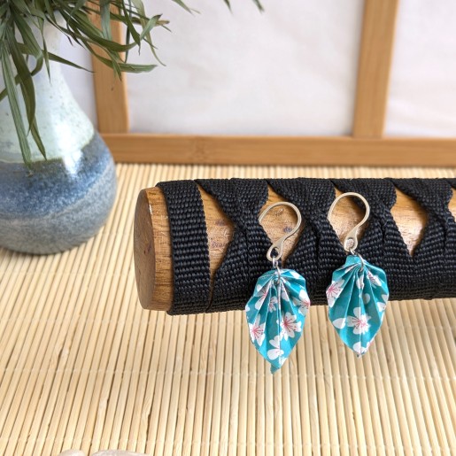 Boucles d’Oreilles Feuilles Origami sakura stylisées sur fond turquoise