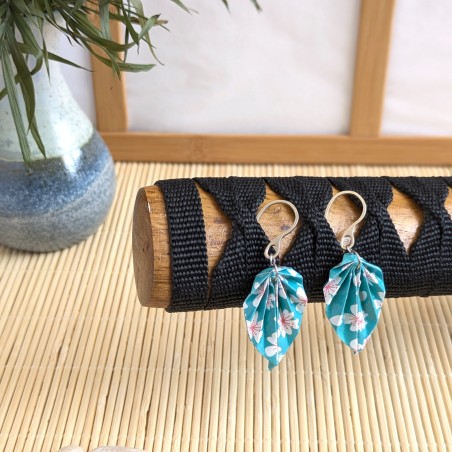 Boucles d’Oreilles Feuilles Origami sakura stylisées sur fond turquoise