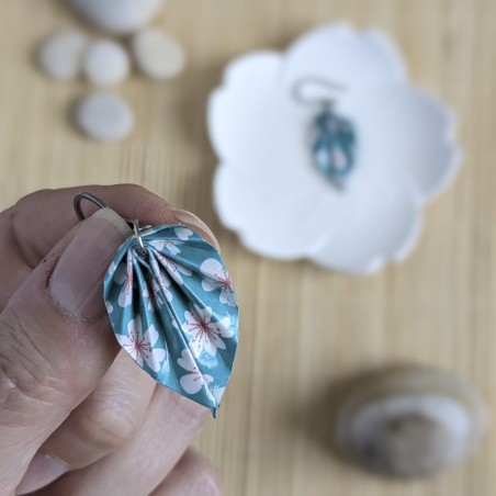 Boucles d’Oreilles Feuilles Origami sakura stylisées sur fond turquoise