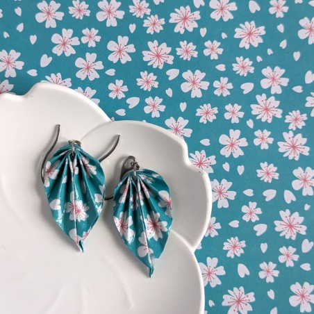 Boucles d’Oreilles Feuilles Origami sakura stylisées sur fond turquoise