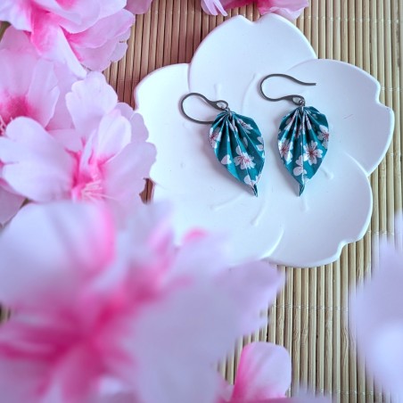 Boucles d’Oreilles Feuilles Origami sakura stylisées sur fond turquoise