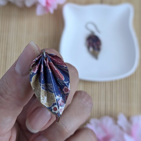 Boucles d’Oreilles Feuilles Origami sakura et arbres sur fond bleu foncé