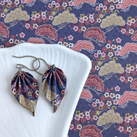 Boucles d’Oreilles Feuilles Origami sakura et arbres sur fond bleu foncé