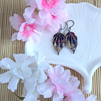 Boucles d’Oreilles Feuilles Origami sakura et arbres sur fond bleu foncé