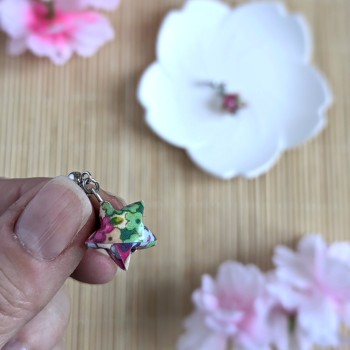 Boucles d’Oreilles Origami Etoiles  fleurs multicolores sur fond vert