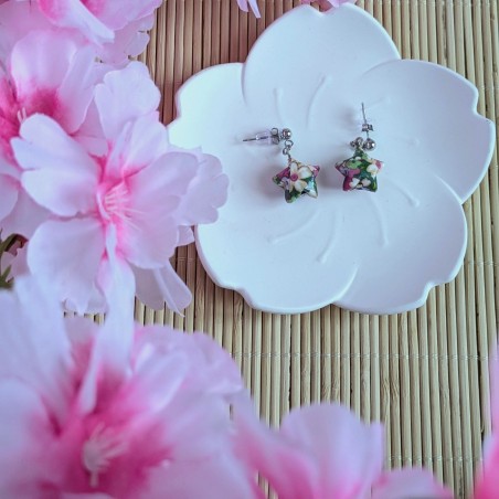 Boucles d’Oreilles Origami Etoiles  fleurs multicolores sur fond vert