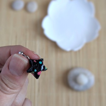 Boucles d’Oreilles Origami Etoiles feuilles multicolores sur fond noir