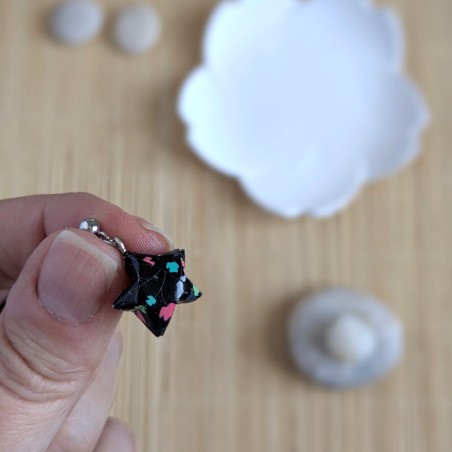 Boucles d’Oreilles Origami Etoiles feuilles multicolores sur fond noir