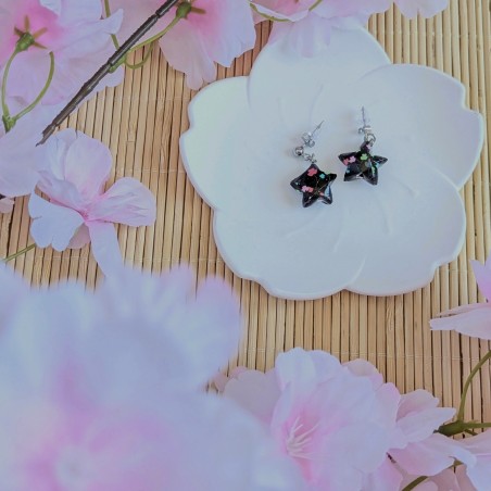 Boucles d’Oreilles Origami Etoiles feuilles multicolores sur fond noir