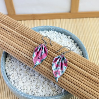 Boucles Feuilles Origami fuchsia avec fleurs blanches et vertes