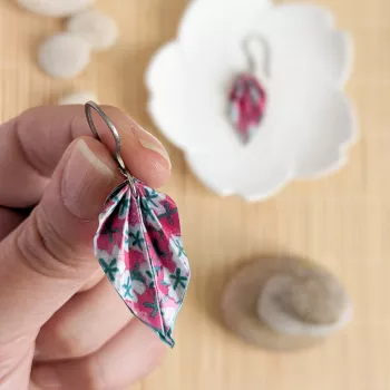 Boucles Feuilles Origami fuchsia avec fleurs blanches et vertes