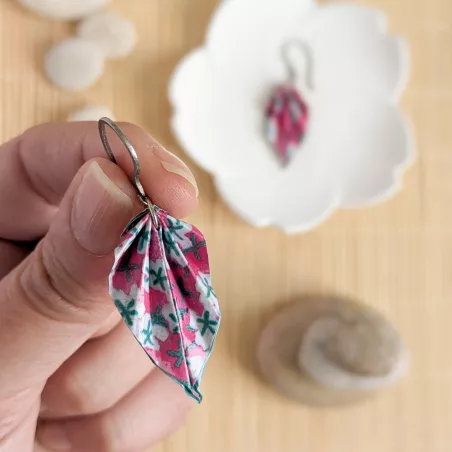 Boucles Feuilles Origami fuchsia avec fleurs blanches et vertes