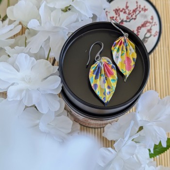 Boucles d’oreilles feuilles en origami sakura multicolores dans une mise en scène inspirée de l’univers japonais.