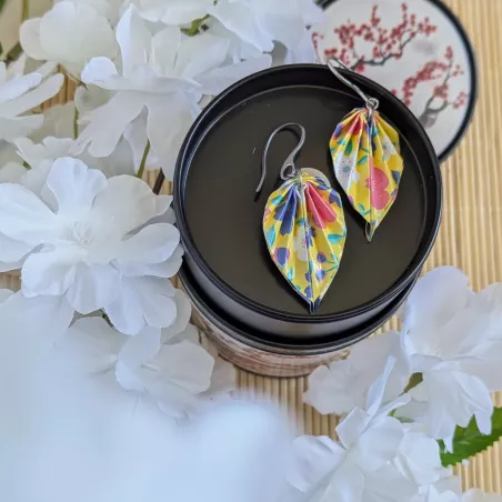 Boucles d’oreilles feuilles en origami sakura multicolores dans une mise en scène inspirée de l’univers japonais.