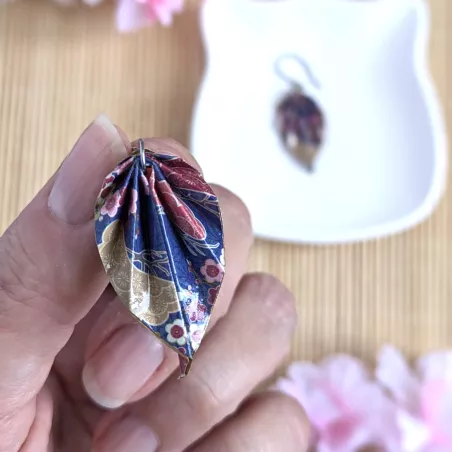 Zoom sur les motifs sakura et les silhouettes d’arbres qui habillent les feuilles en papier origami.