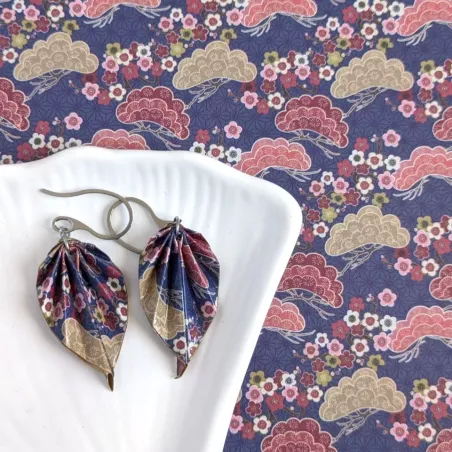 Les boucles d’oreilles accompagnées du papier origami bleu foncé à motifs sakura et arbres ayant servi à leur confection.