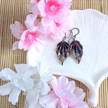 Boucles d’Oreilles Feuilles Origami sakura et arbres sur fond bleu foncé