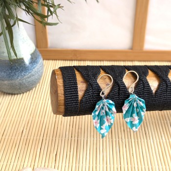 Boucles d’Oreilles Feuilles Origami sakura stylisées sur fond turquoise