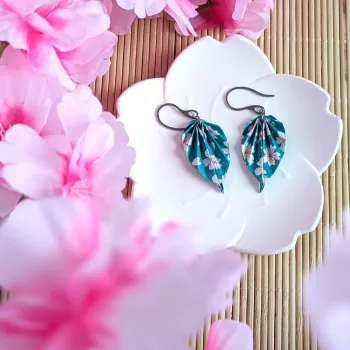 Boucles d’Oreilles Feuilles Origami sakura stylisées sur fond turquoise