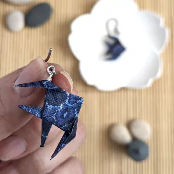 Boucles d’Oreilles Poissons Origami motifs kimono bleu foncé
