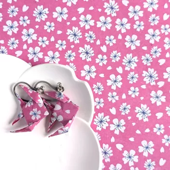 Boucles d’Oreilles Poissons Origami sakura blanches stylisées sur fond rose