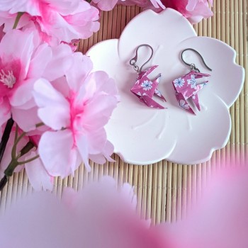 Boucles d’Oreilles Poissons Origami sakura blanches stylisées sur fond rose