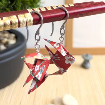 Boucles d’Oreilles Poissons Origami sakura blanches et jaunes sur fond rouge
