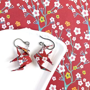Boucles d’Oreilles Poissons Origami sakura blanches et jaunes sur fond rouge