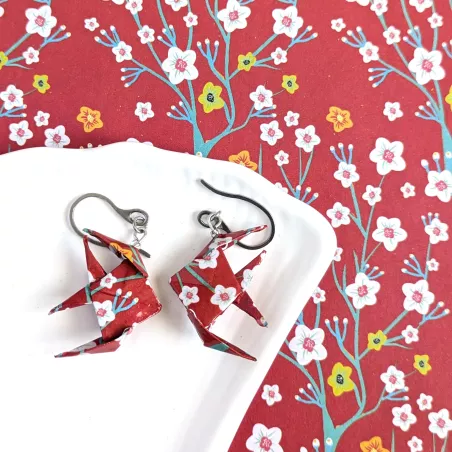 Boucles d’Oreilles Poissons Origami sakura blanches et jaunes sur fond rouge