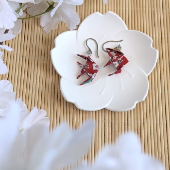 Boucles d’Oreilles Poissons Origami sakura blanches et jaunes sur fond rouge