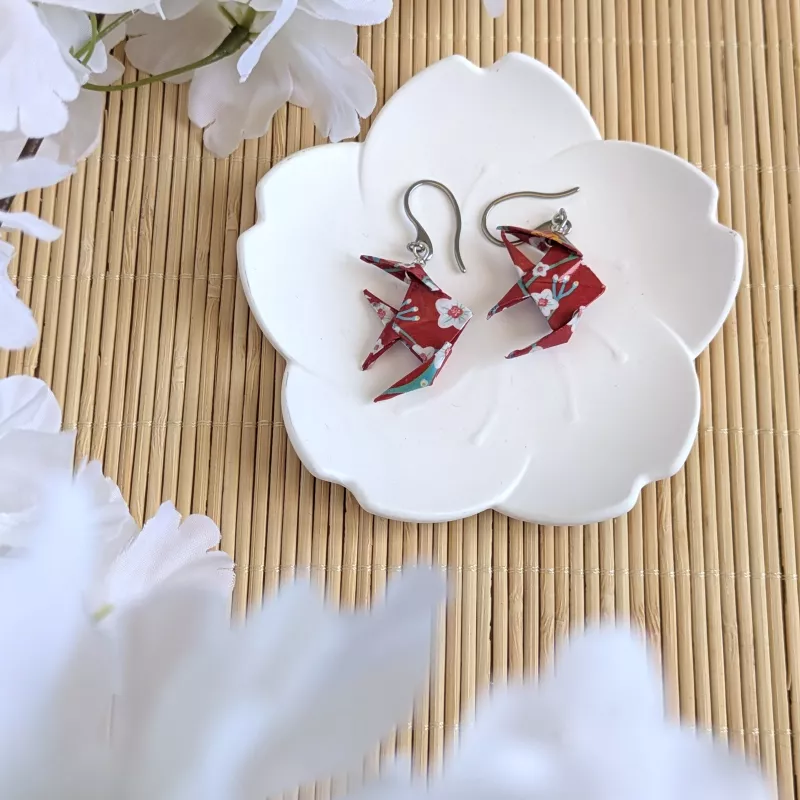 Boucles d’Oreilles Poissons Origami sakura blanches et jaunes sur fond rouge