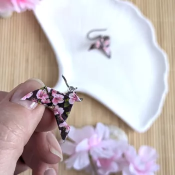 Boucles d’Oreilles Colombe Origami fleurs roses et feuilles sur fond noir