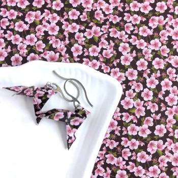 Boucles d’Oreilles Colombe Origami fleurs roses et feuilles sur fond noir