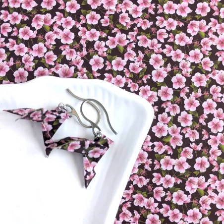 Boucles d’Oreilles Colombe Origami fleurs roses et feuilles sur fond noir