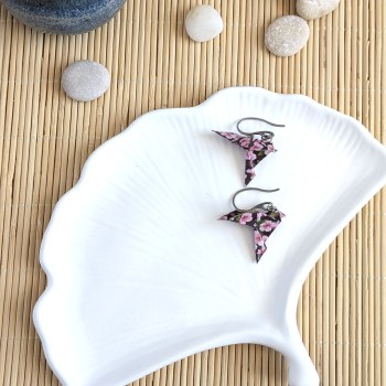 Boucles d’Oreilles Colombe Origami fleurs roses et feuilles sur fond noir