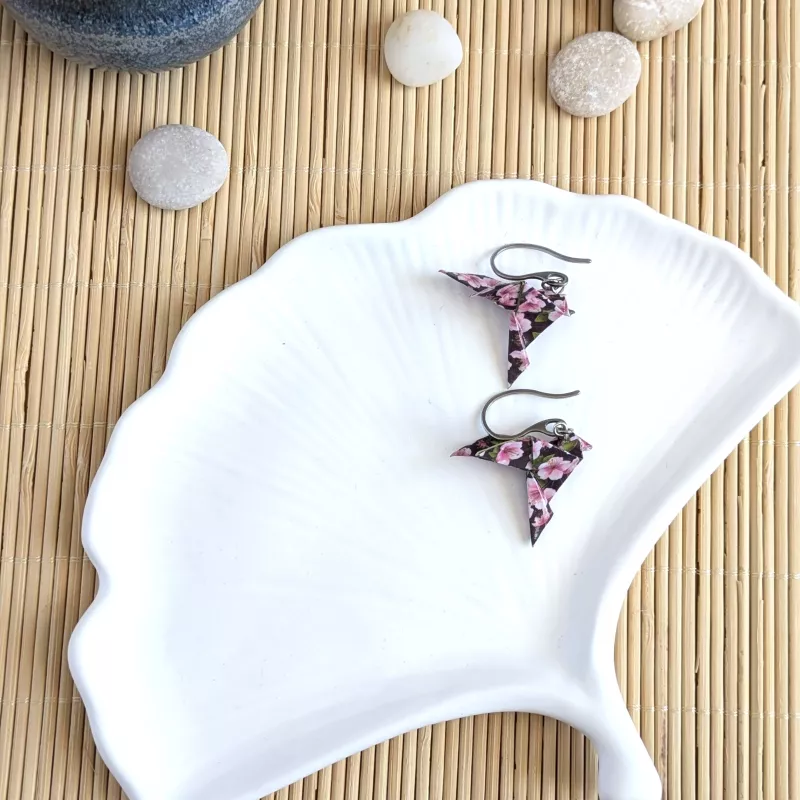 Boucles d’Oreilles Colombe Origami fleurs roses et feuilles sur fond noir