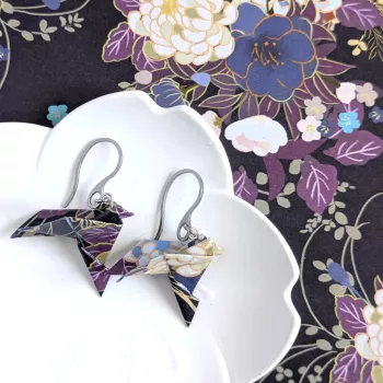 Boucles d’Oreilles Colombe Origami grosses fleurs sur fond noir