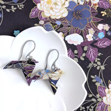 Boucles d’Oreilles Colombe Origami grosses fleurs sur fond noir