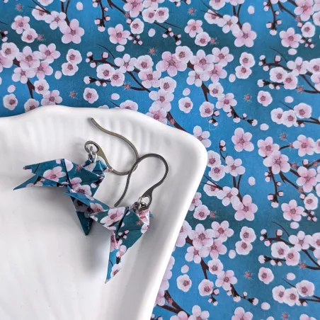 Boucles d’Oreilles Colombe Origami sakura roses sur fond bleu